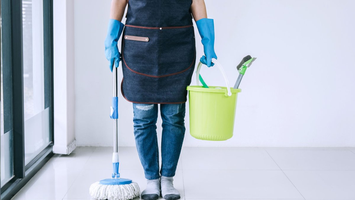 Уборщица с тряпкой рисунок