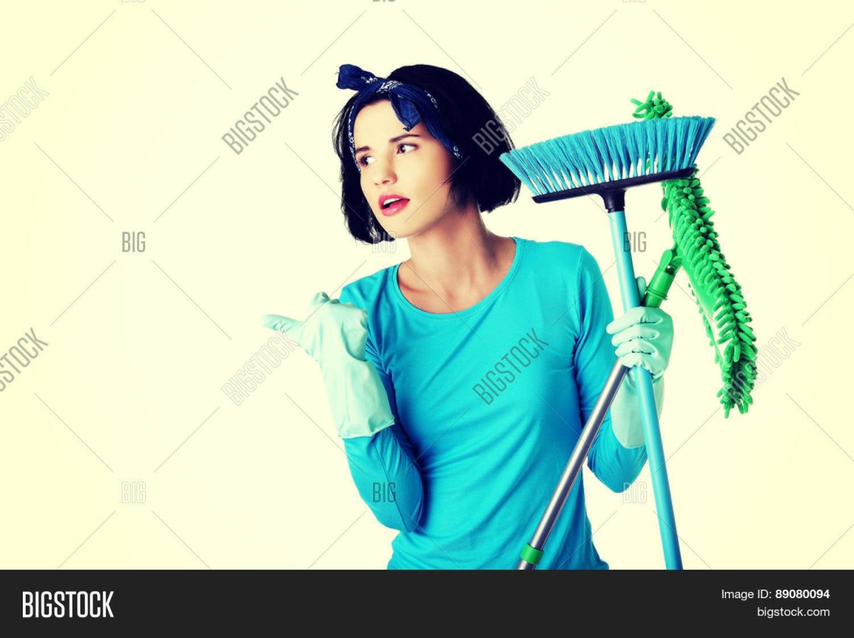 Уборщица с ведром и шваброй