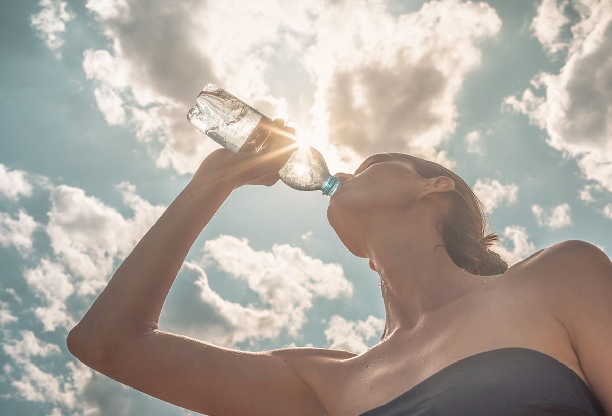 Жаждущий человек в пустыне