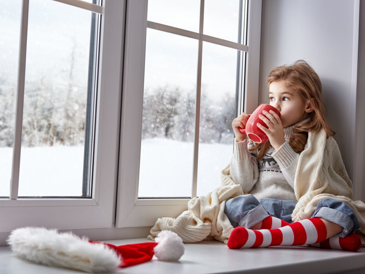 Девочка на подоконнике