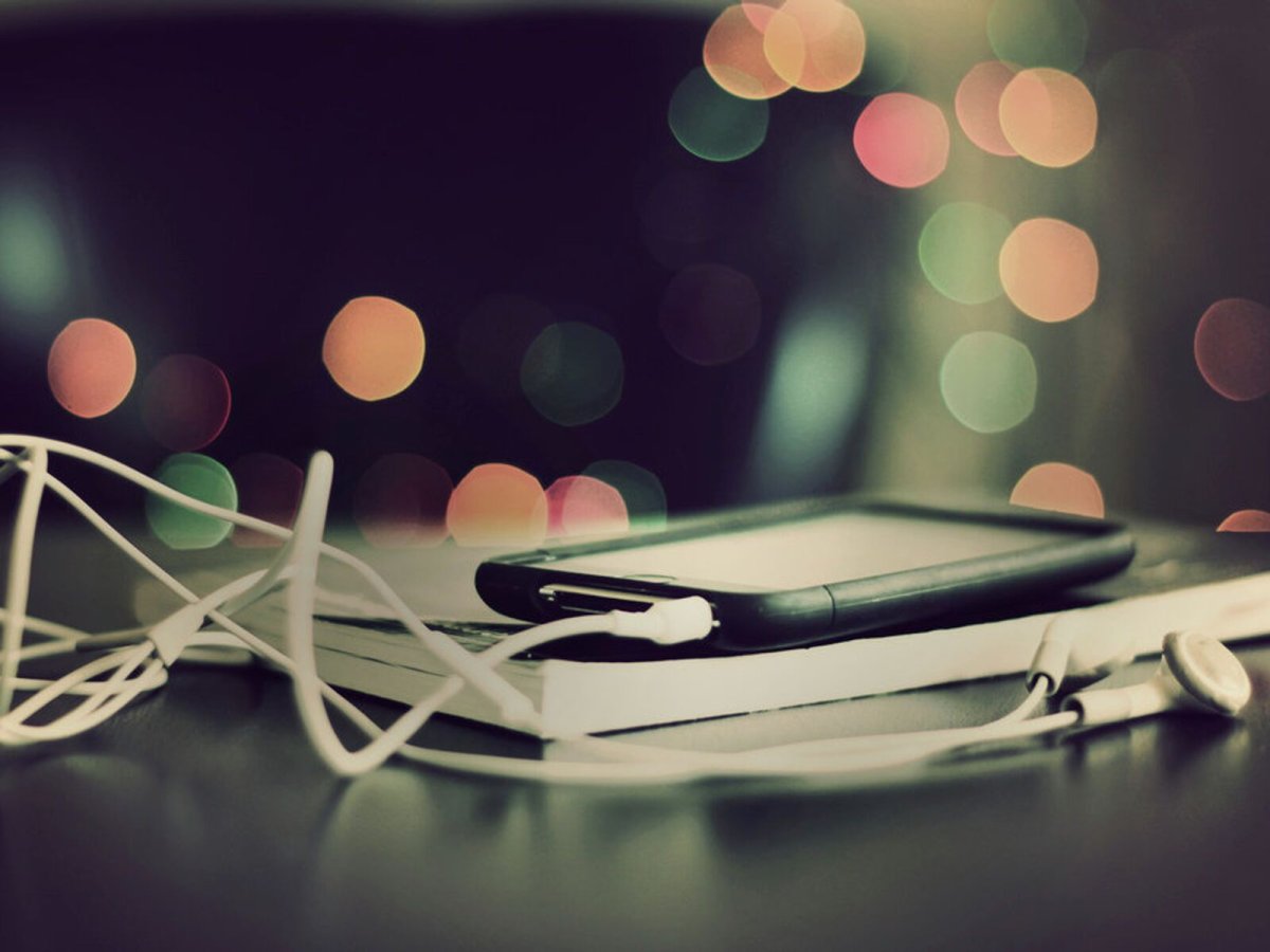 Брюнетка танцует