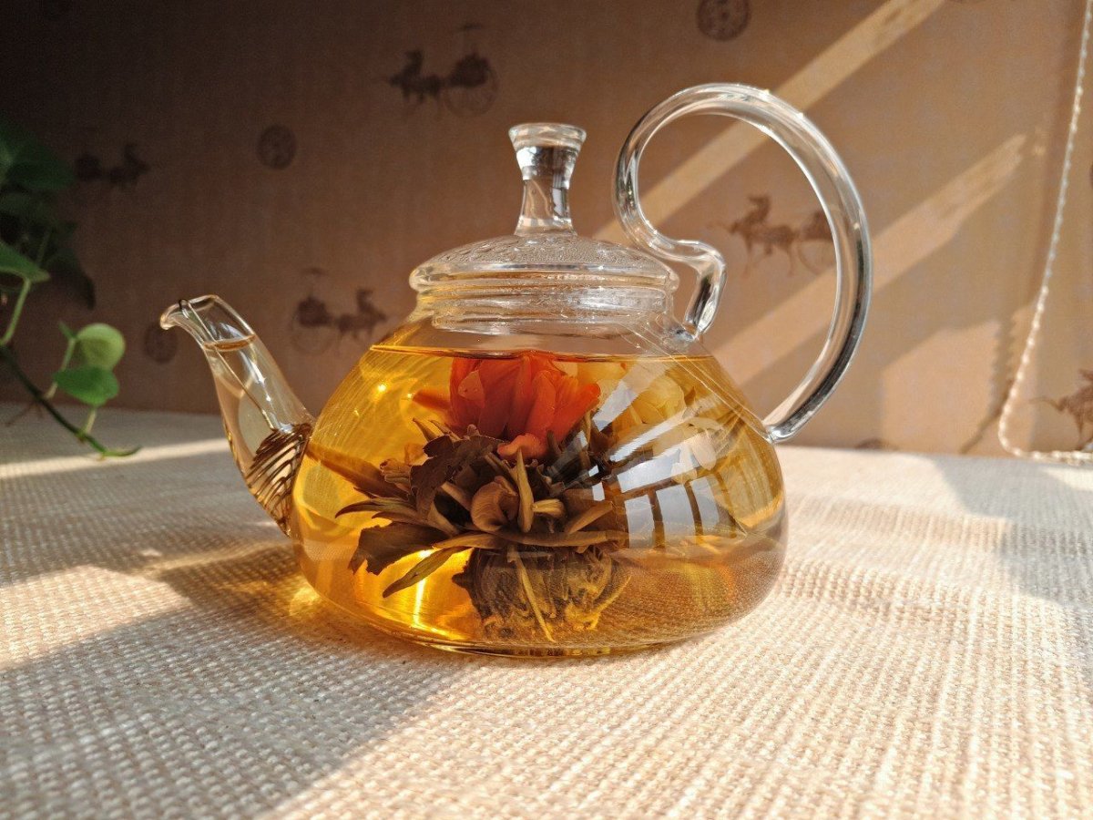 Чайник с чаем