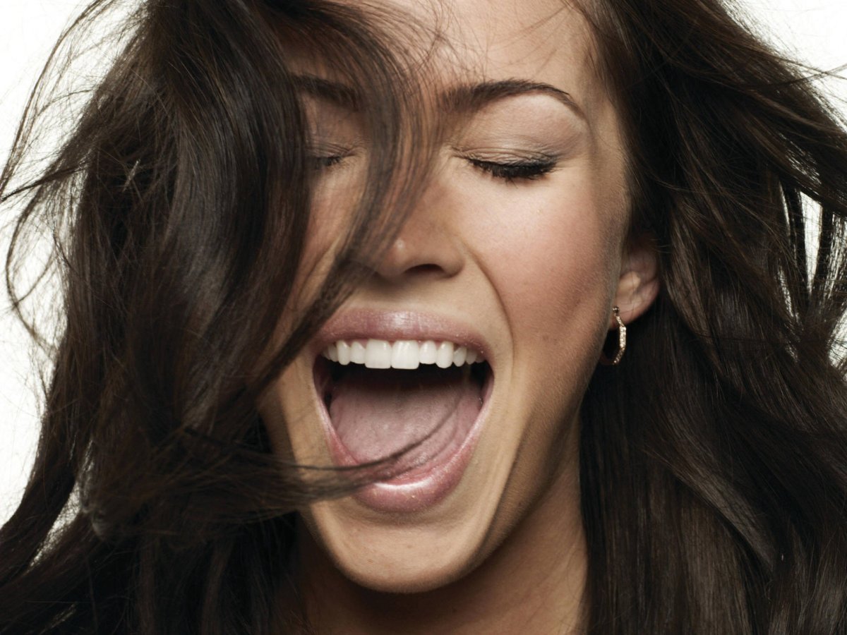 Меган Фокс смеется