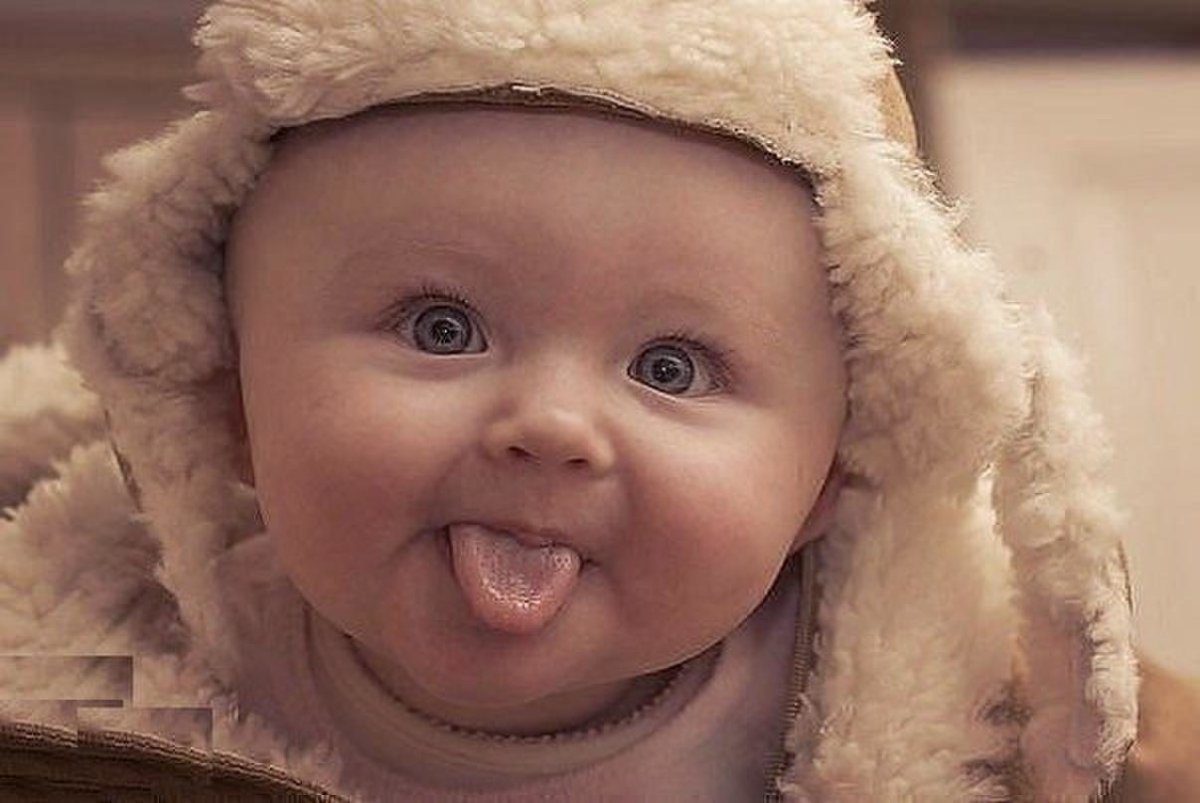 Ребенок с высунутым языком