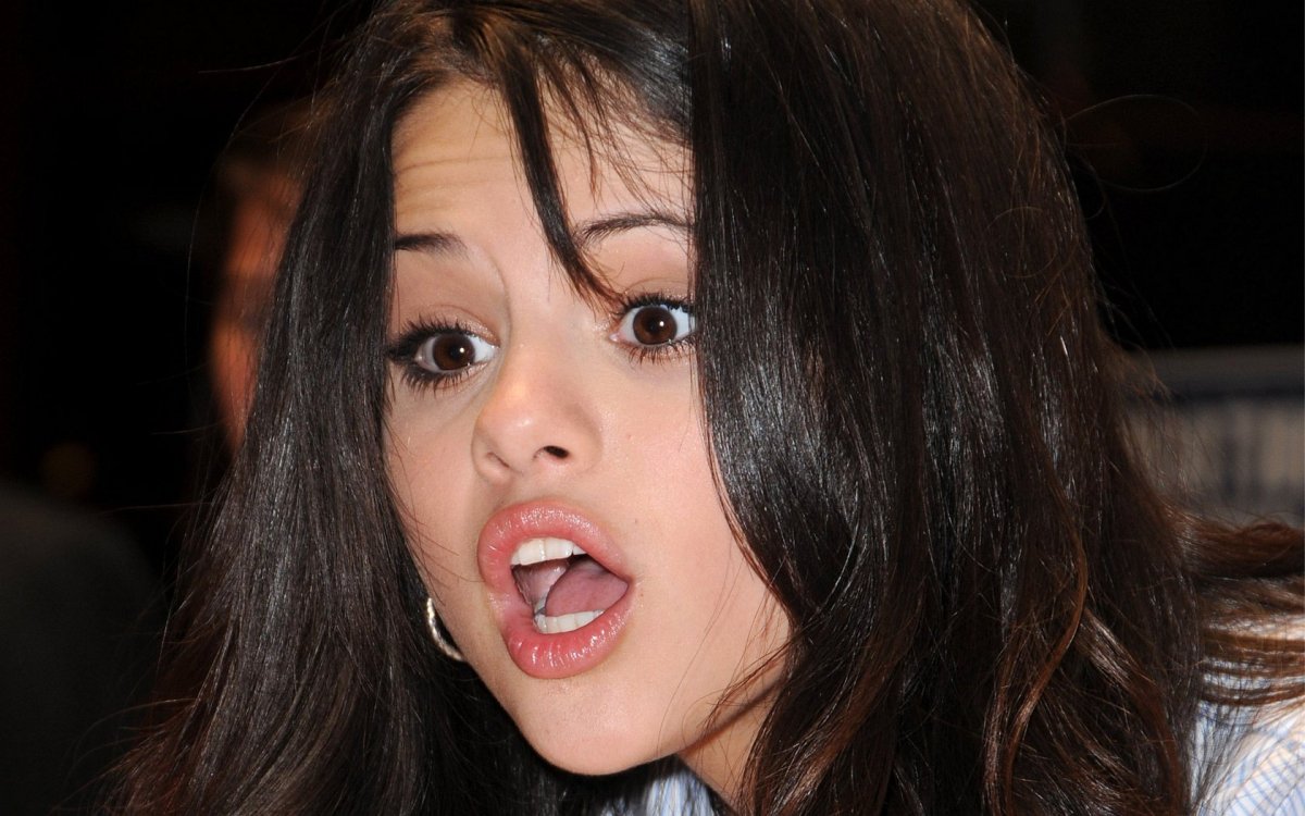 Селена Гомес открыла рот