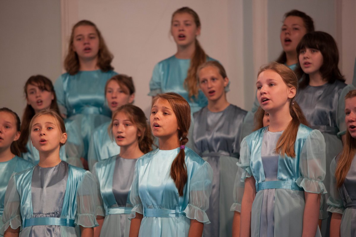 Детский хор поет