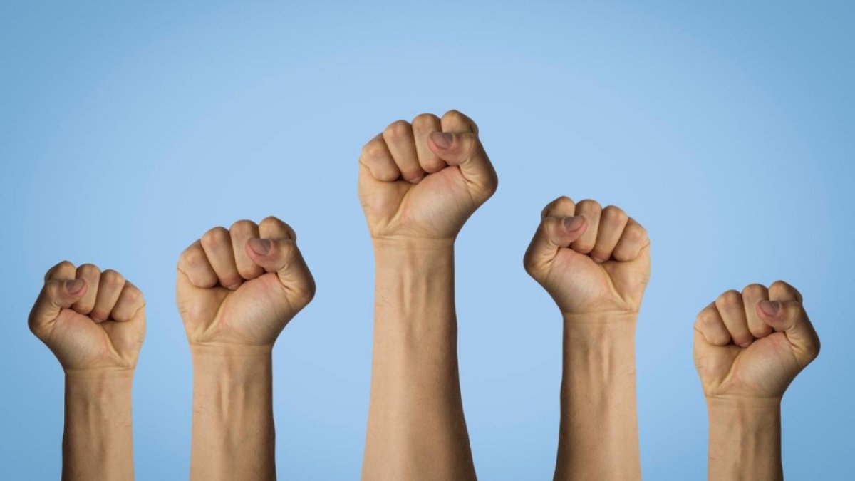 Сжатые кулаки на удачу