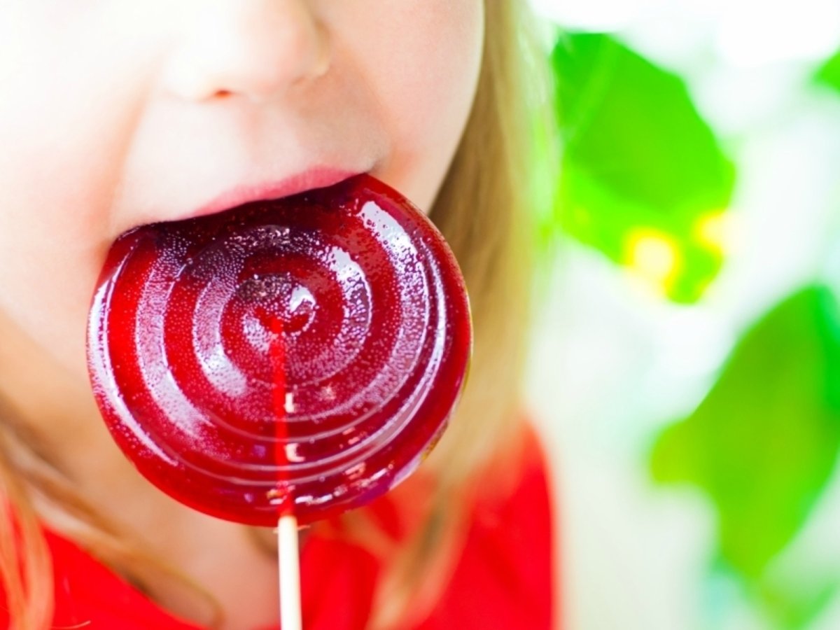 Девушка со сладостями