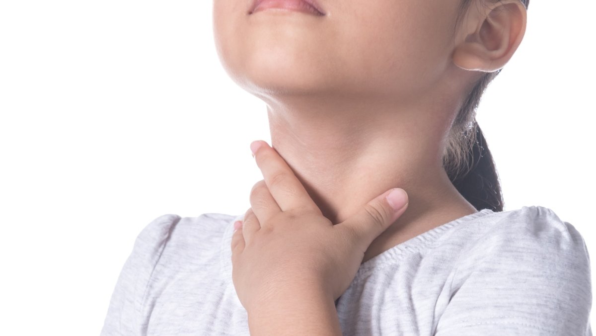 Шея на белом фоне