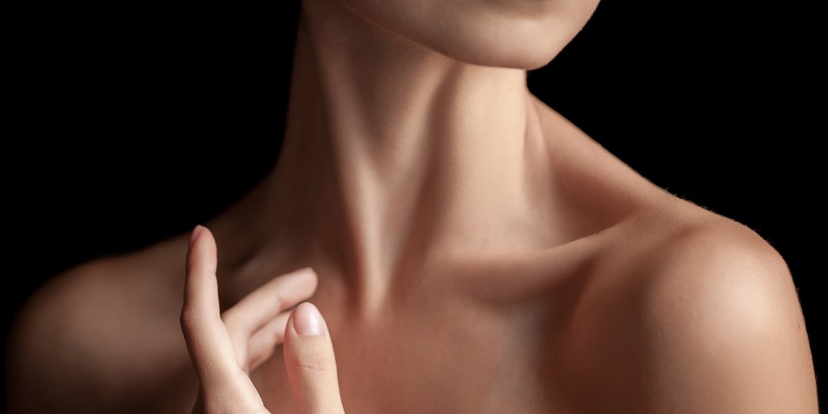 Женское плечо