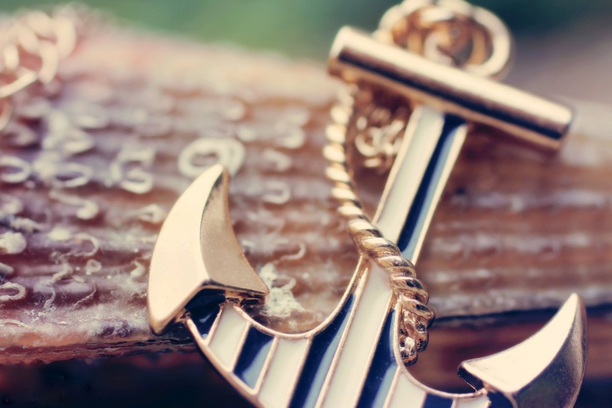 Якорь на красивом фоне