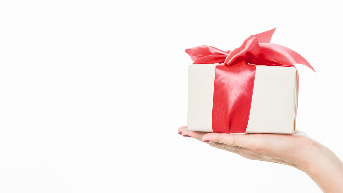 Подарок в руках на белом фоне