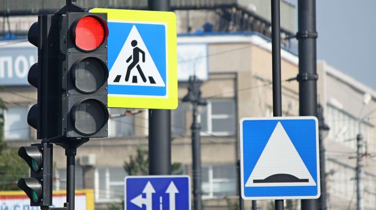 Дорожные знаки на дороге