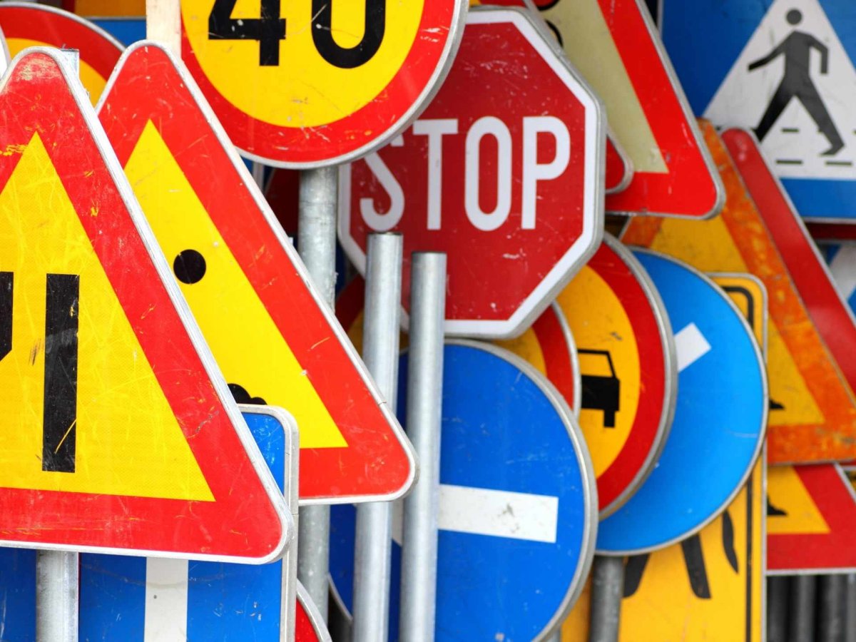 Сломанные дорожные знаки