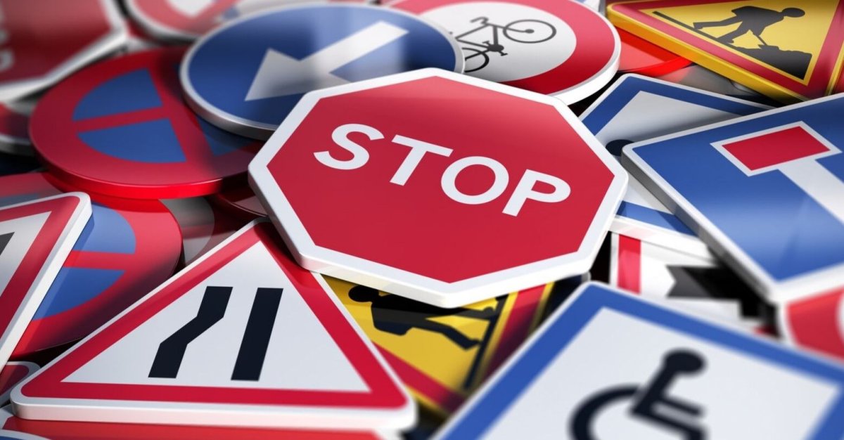 Дорожные знаки много