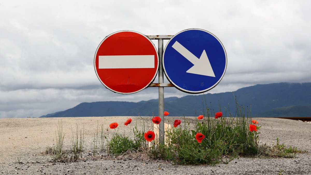 Дорожные знаки над дороге