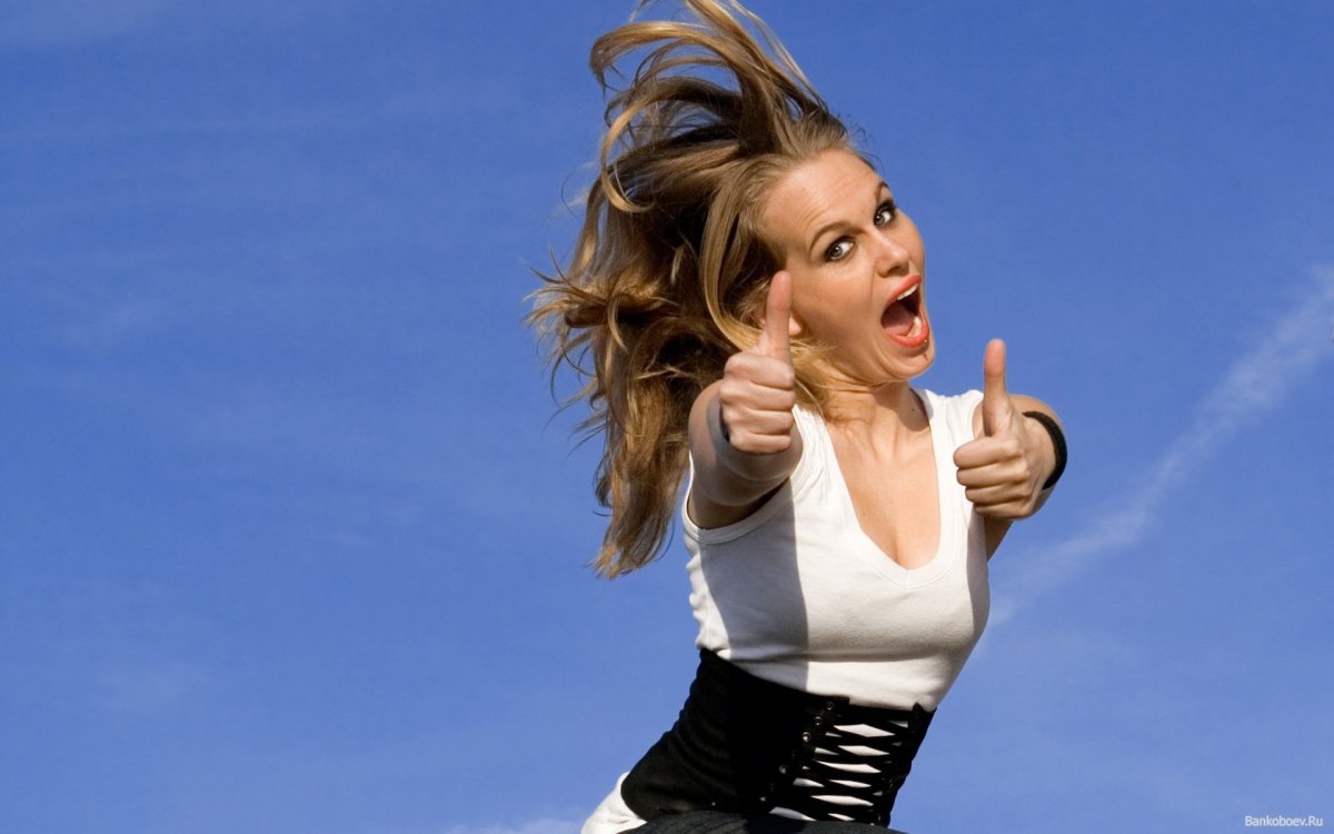 Девушка радуется