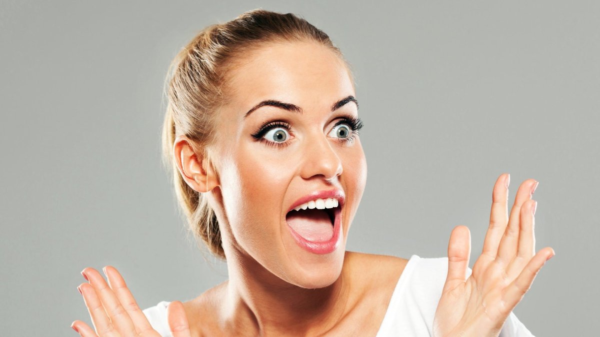 Девушка удивляется