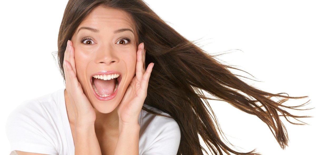 Женщина улыбается