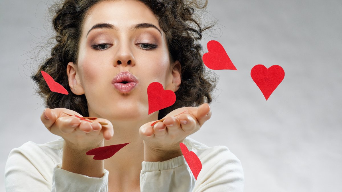 Девушкапокащывает класс