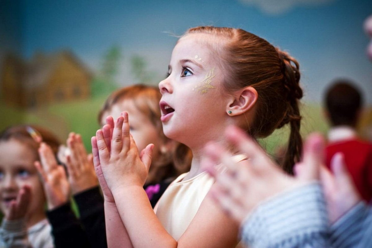 Довольная девушка