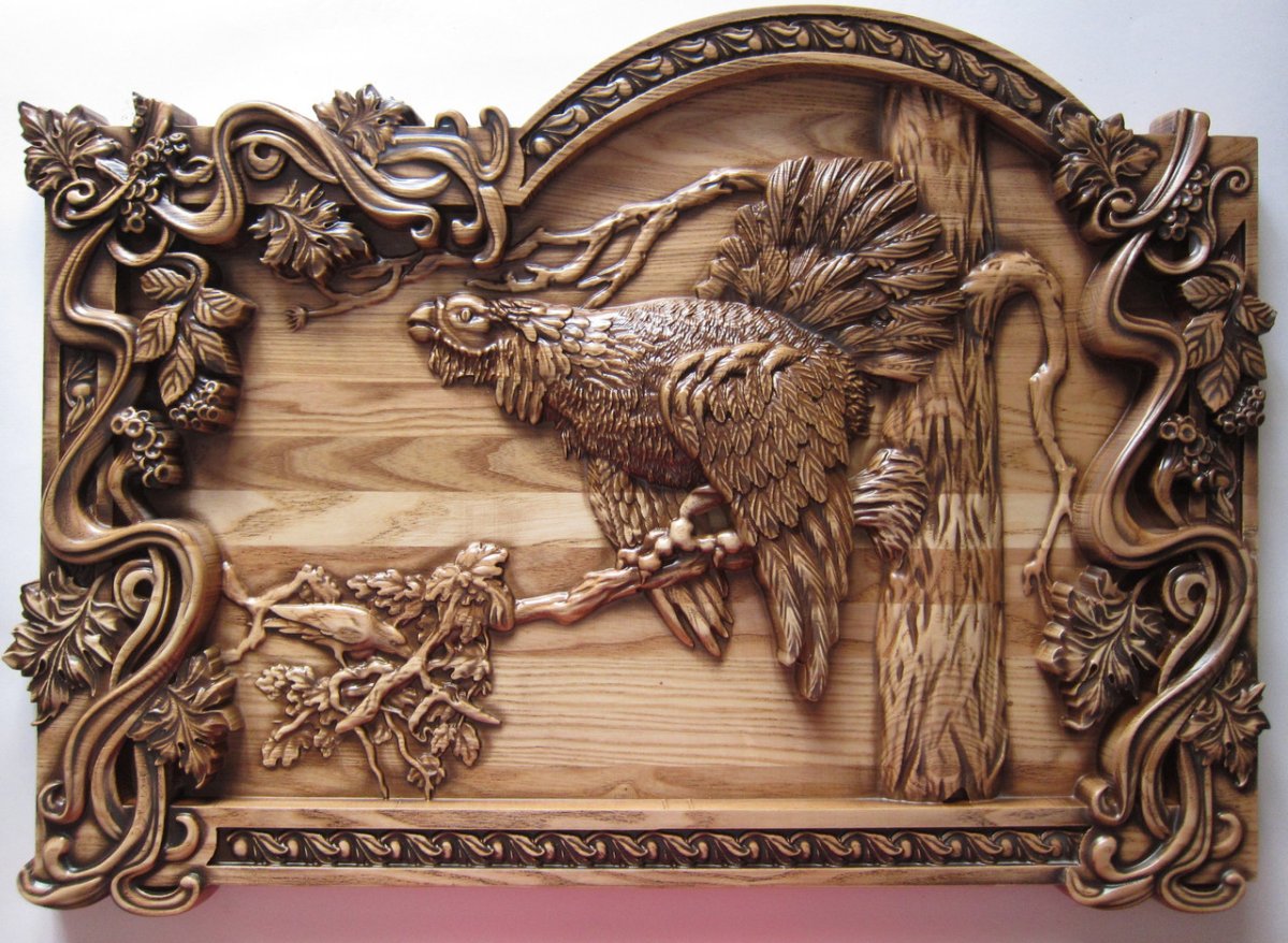 Резное панно по дереву