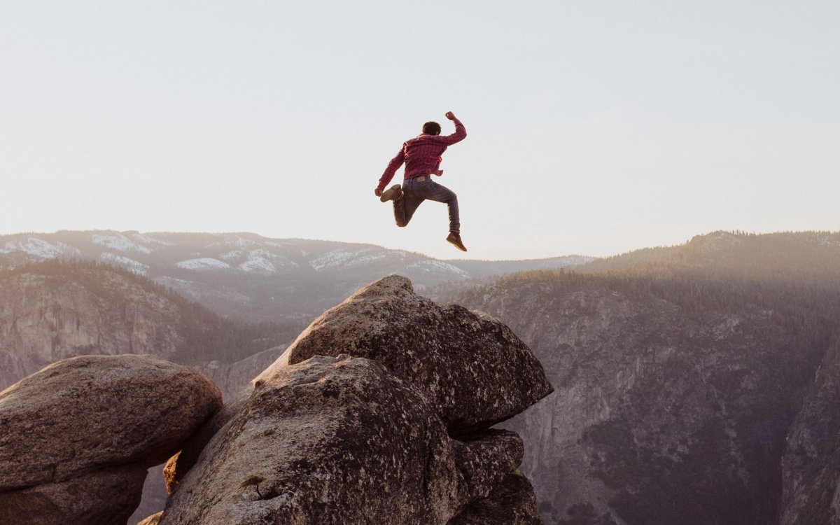 Девушка на батуте