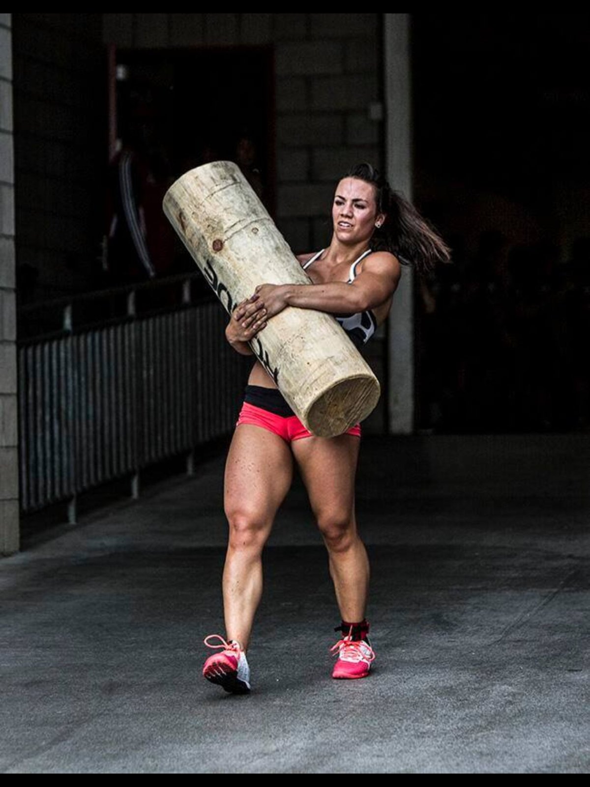 Человек заваленный бумагами