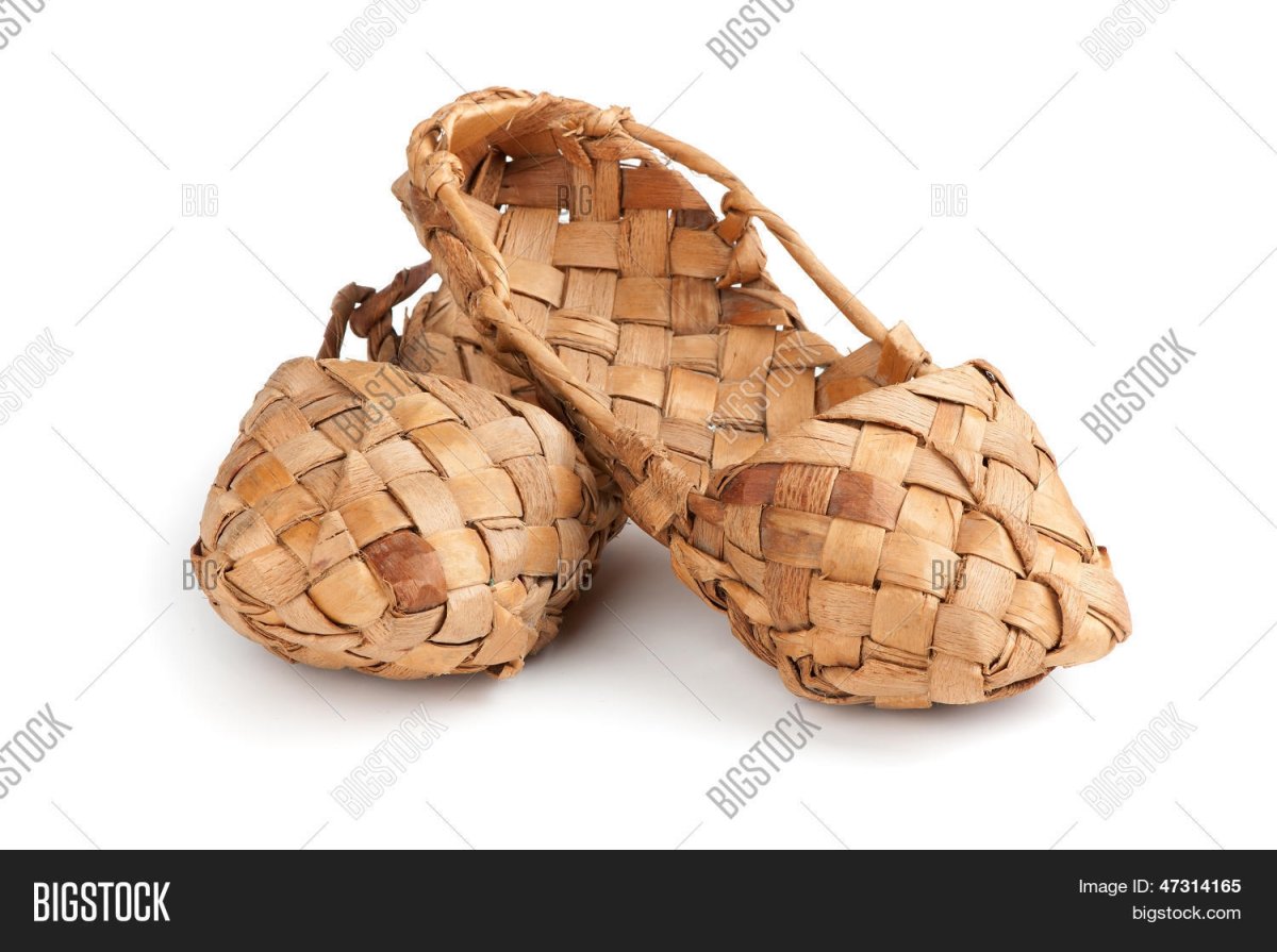 Лапти из бересты на белом фоне