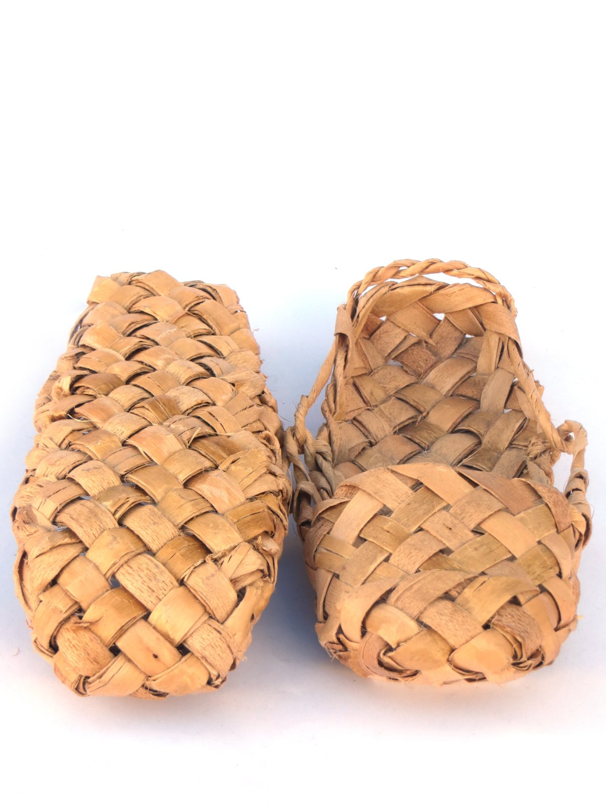 Лапти на белом фоне