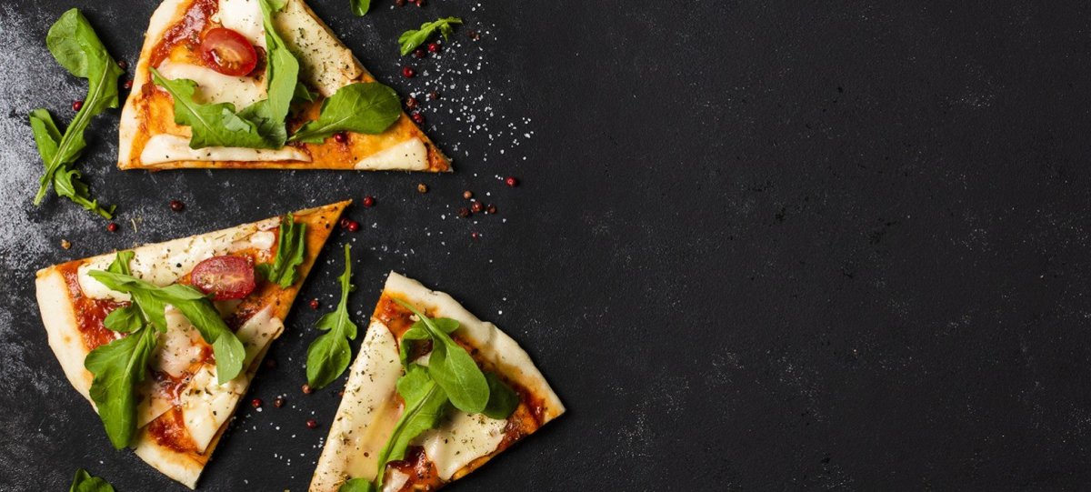 Кусок пиццы на черном фоне