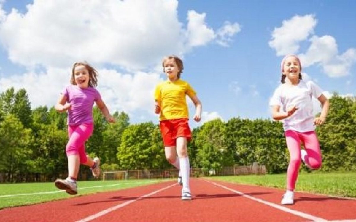 Бег на стадионе дети