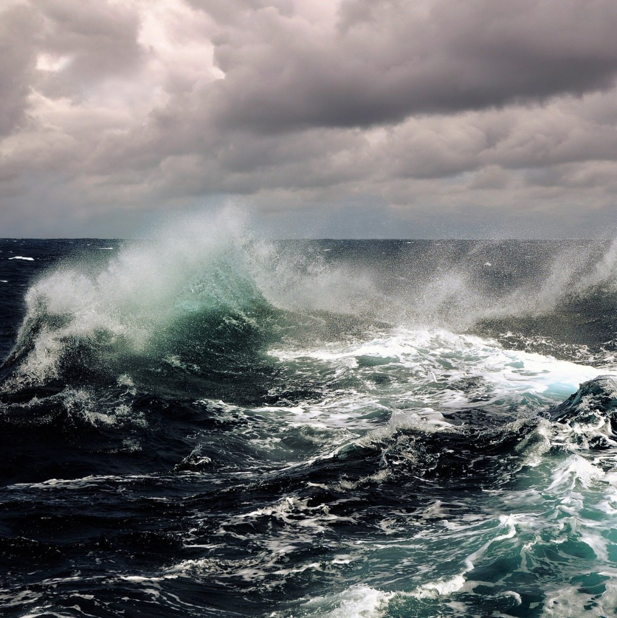 Охотское море штормит