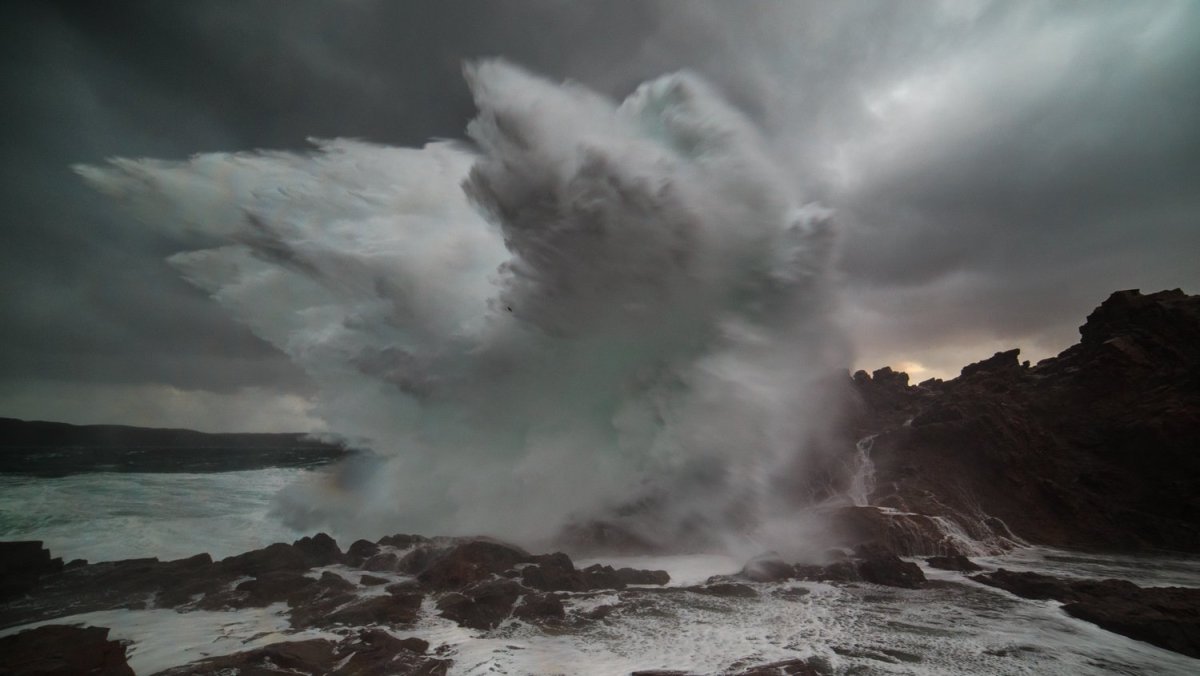 Маяк в бушующем море