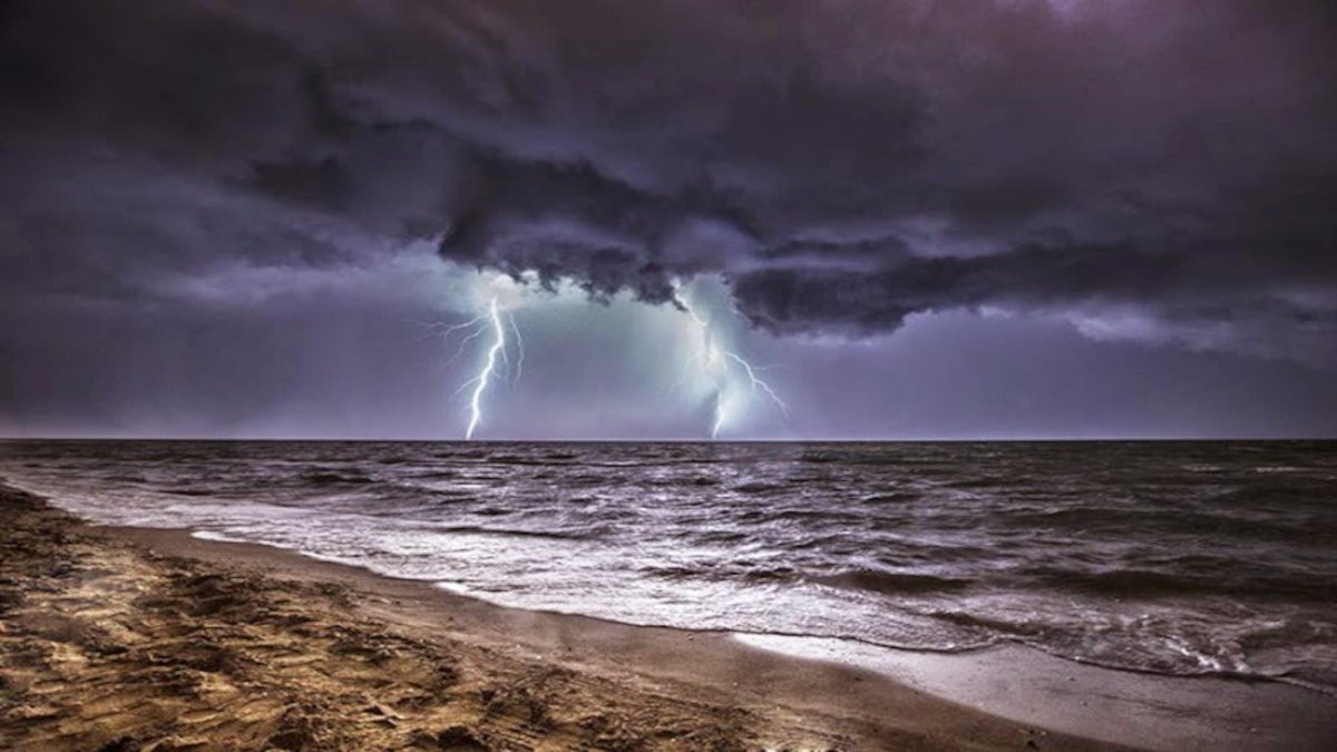 Толбухин Маяк в шторм