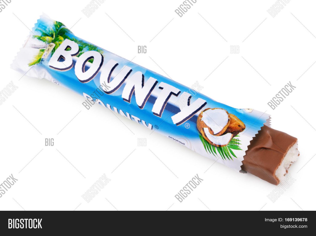 Батончик Баунти на белом фоне
