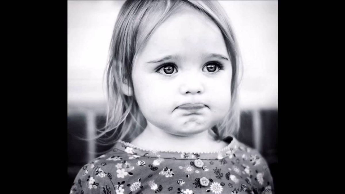 Обиженная маленькая девочка