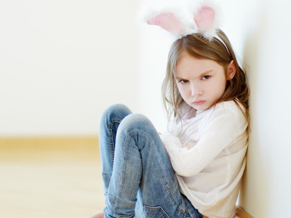 Девочка сидит