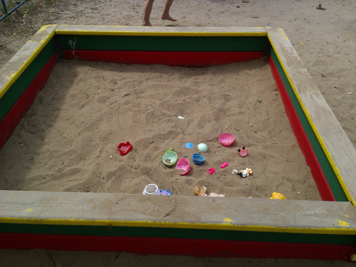 Детская песочница во дворе
