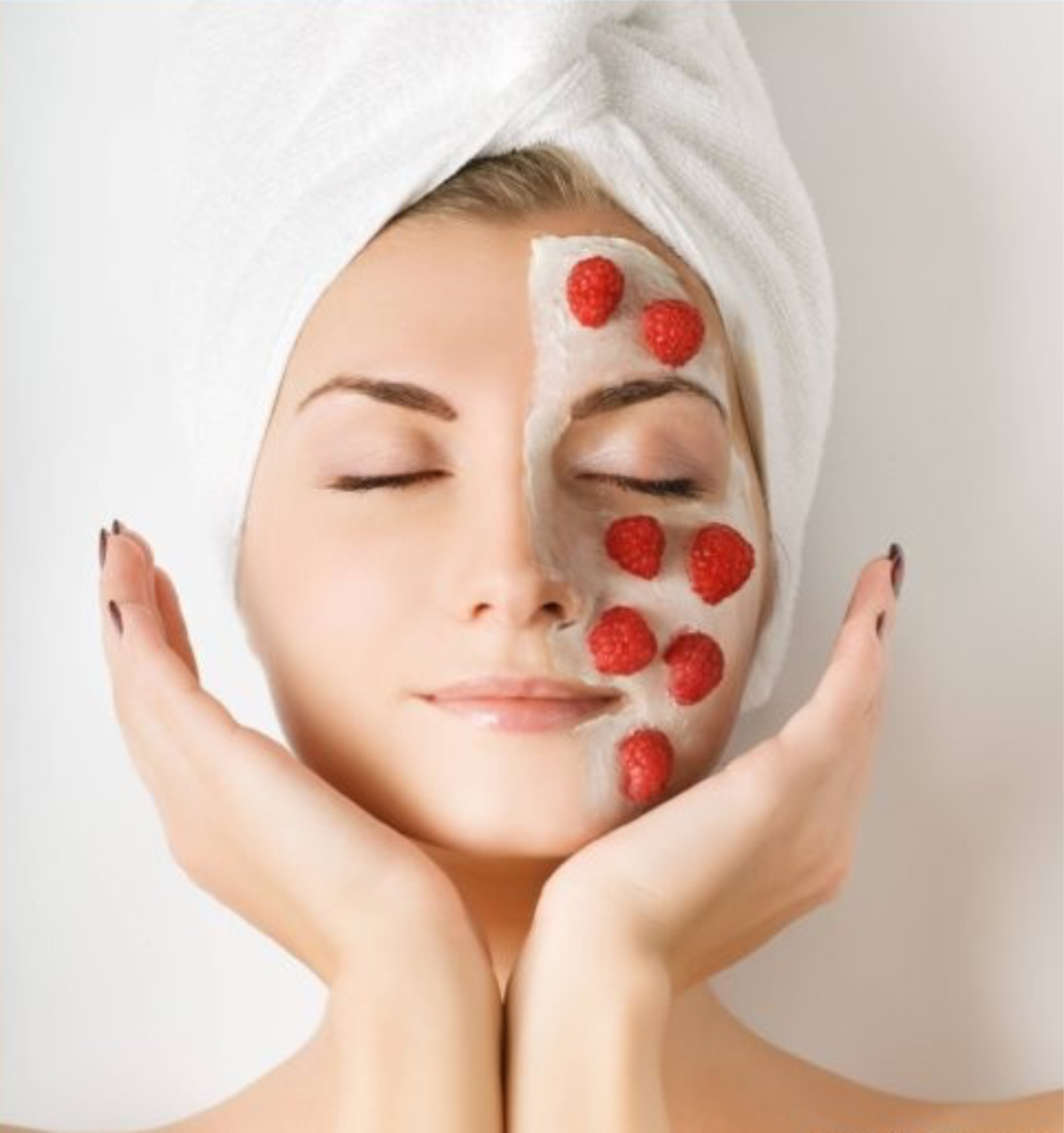 Девушка в маске косметология