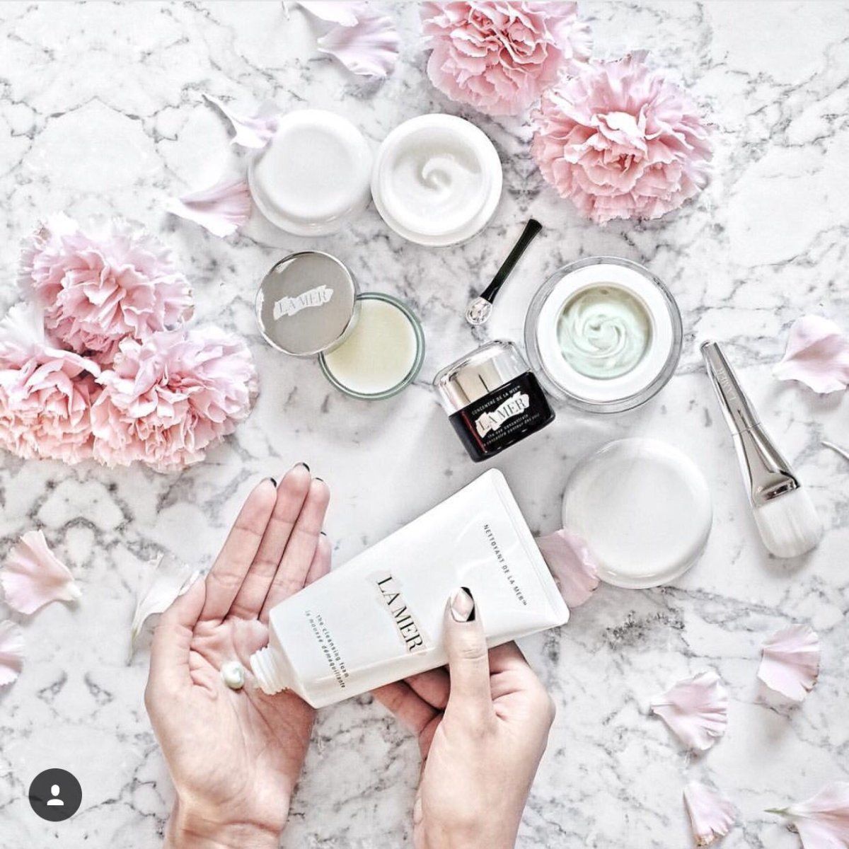 Крем косметика красивый