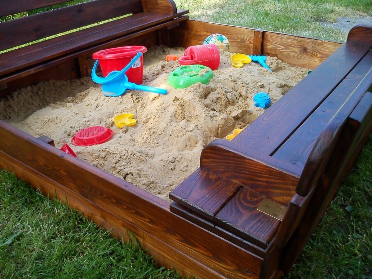 Песочница на участке