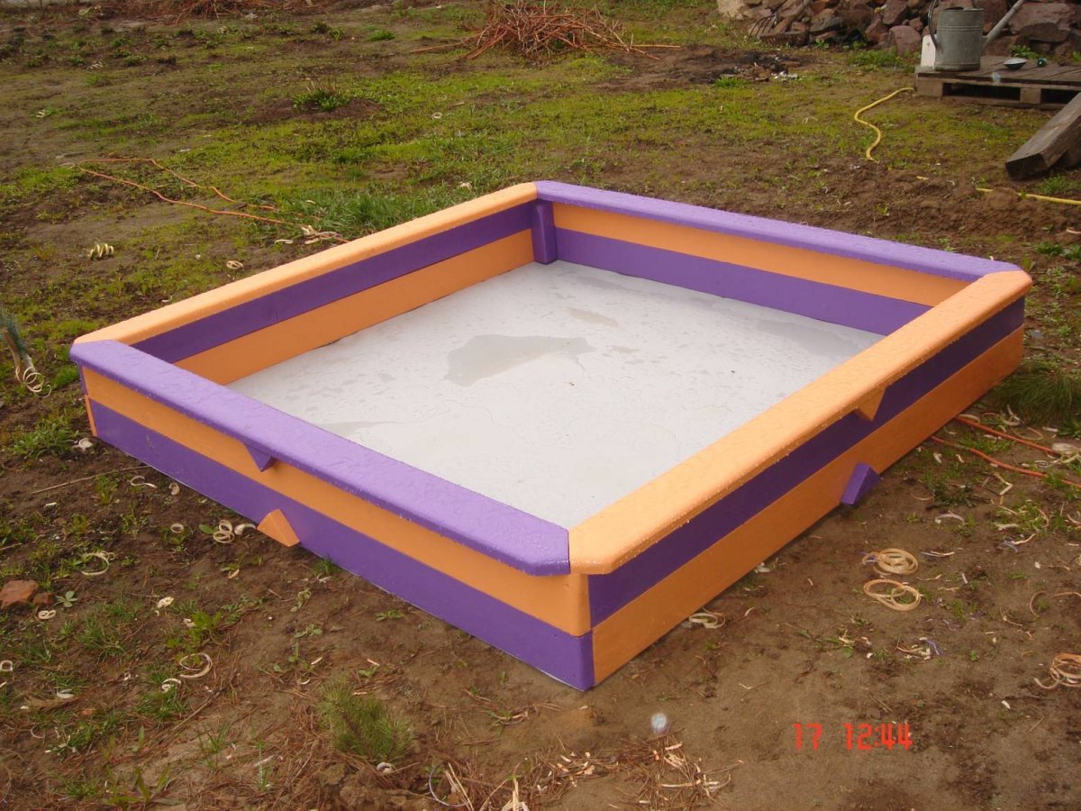 Песочница с домиком