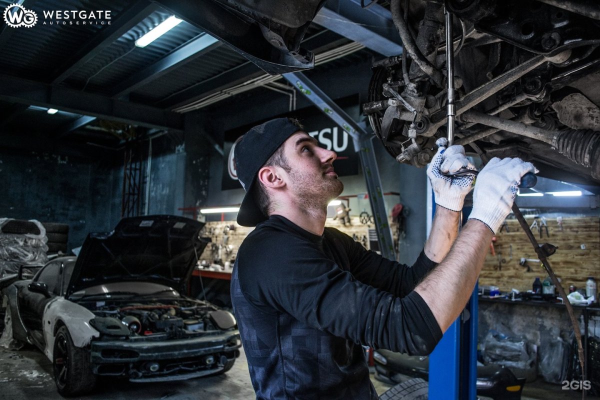 Девушка в автосервисе