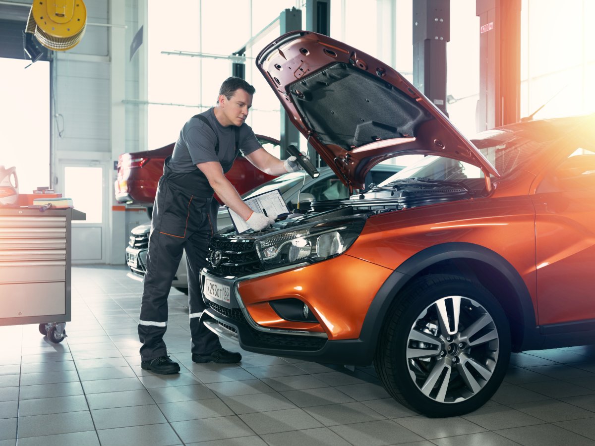 Девушка в автомастерской