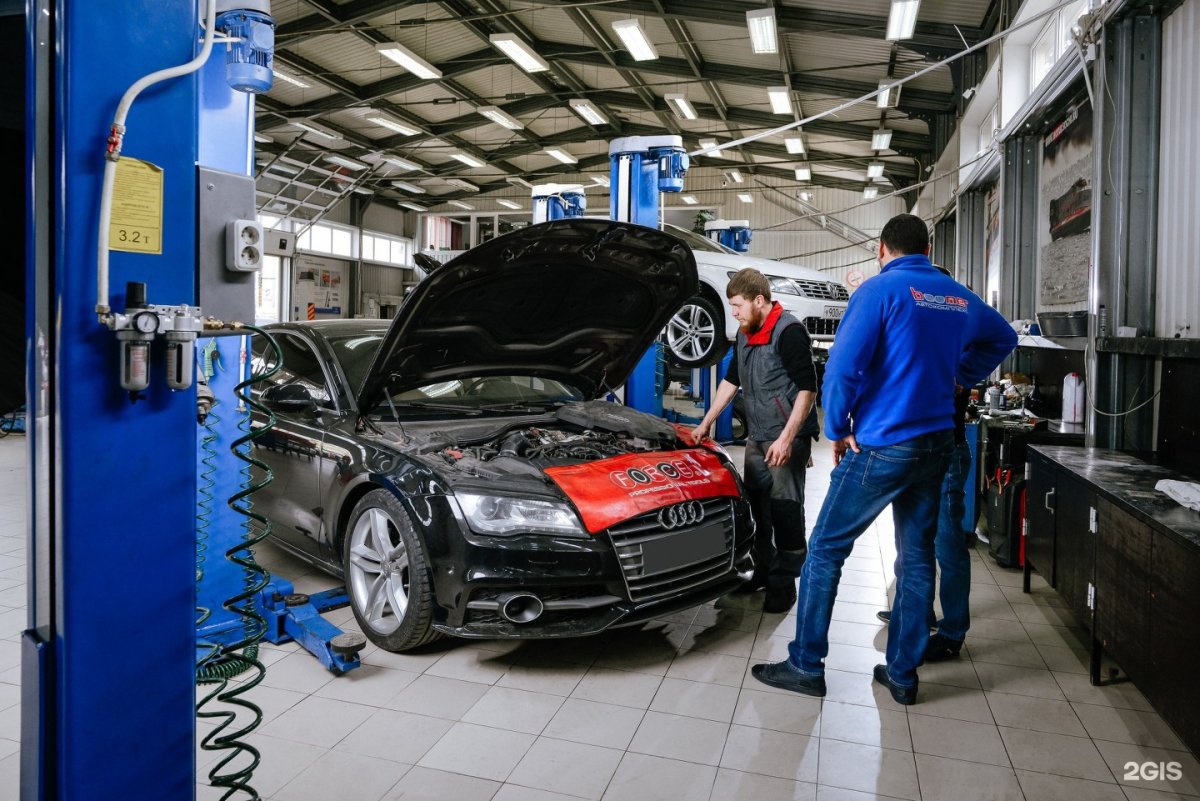 Девушка в автосервисе