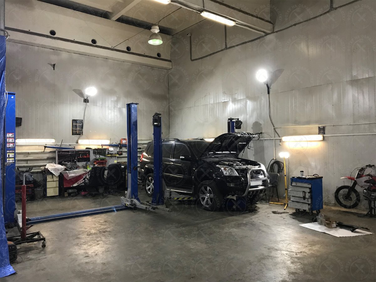 Девушка чинит машину