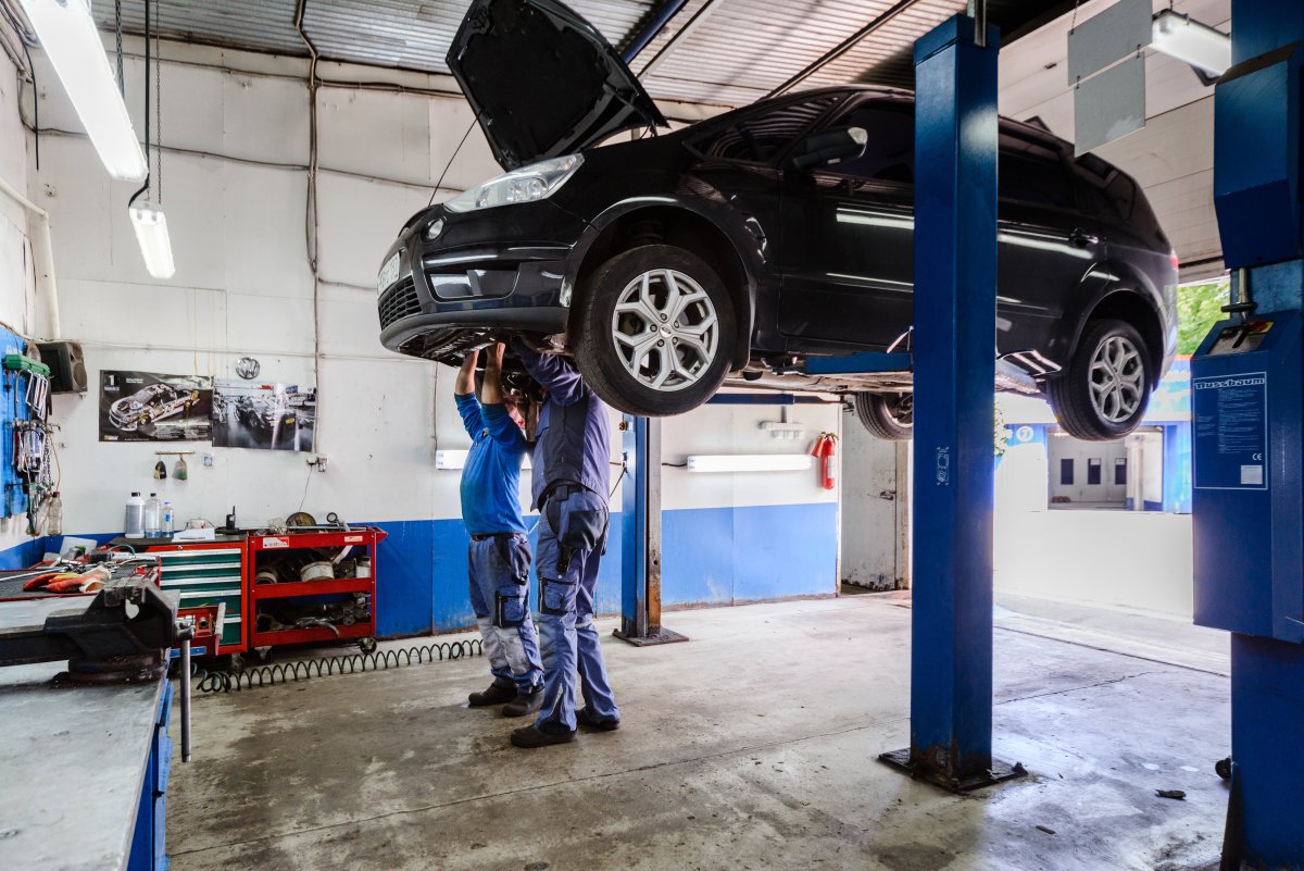 Машина в автосервисе