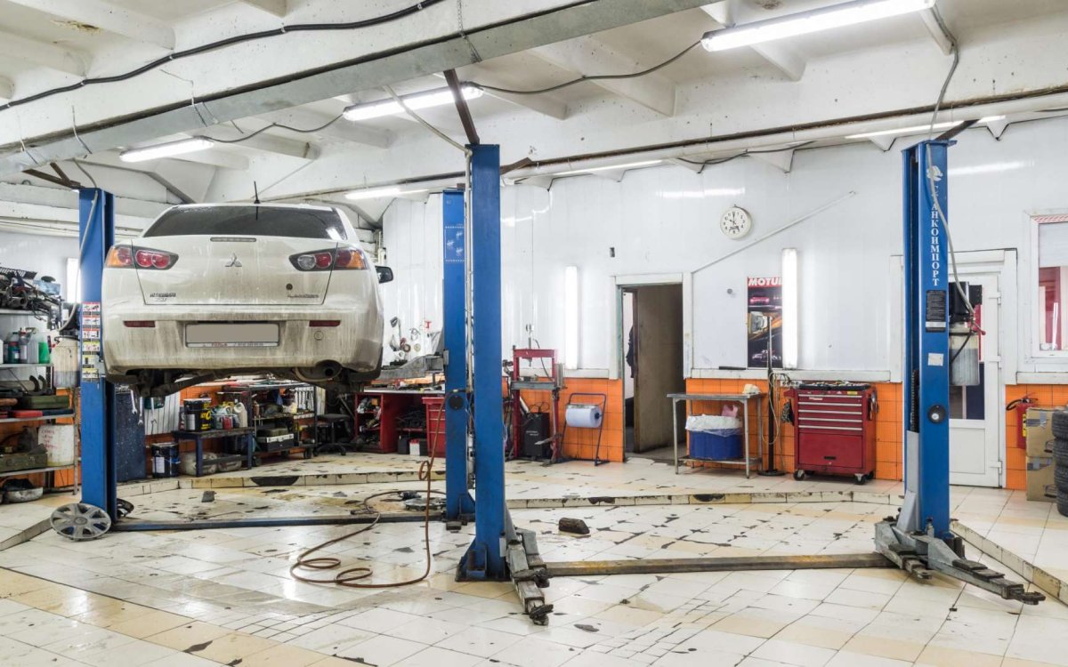 Грязный автосервис