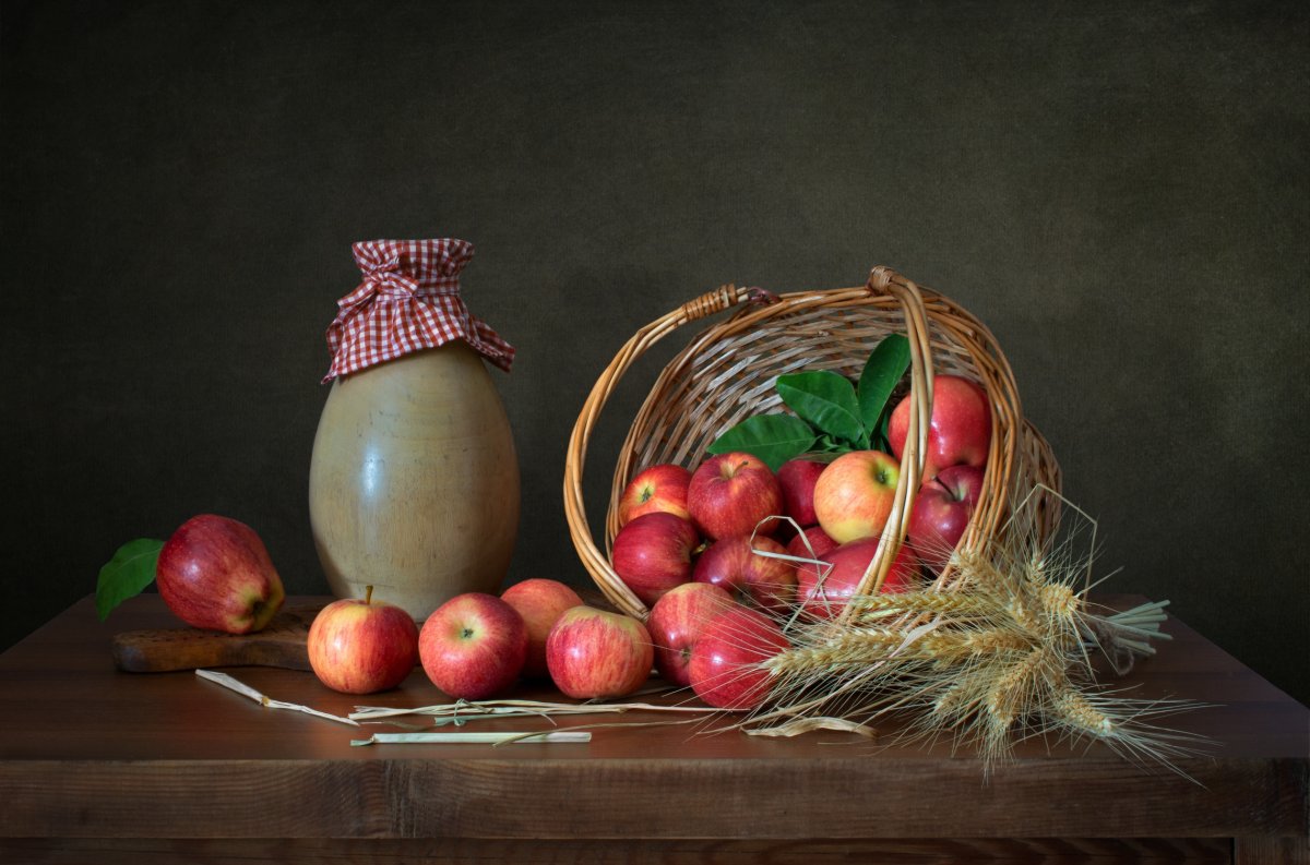 Красное и зеленое яблоко